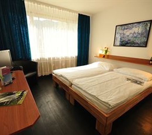 Hotel Merkur - West Station