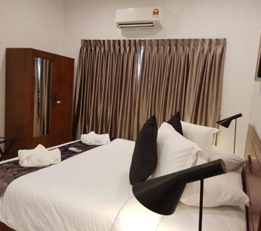 Heeren Straits Hotel
