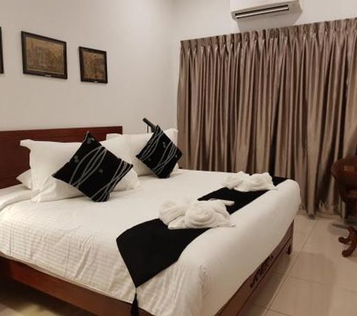Heeren Straits Hotel