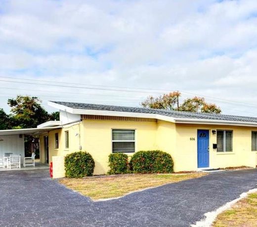 Harbor 606 Venice Island 2 Br home by RedAwning