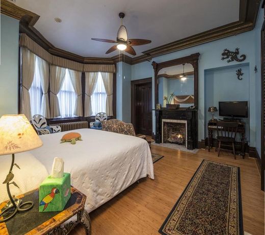 The Parador Inn