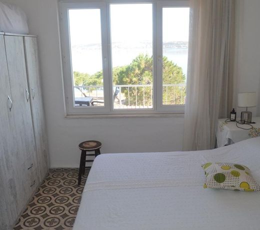 Lacivert Hotel