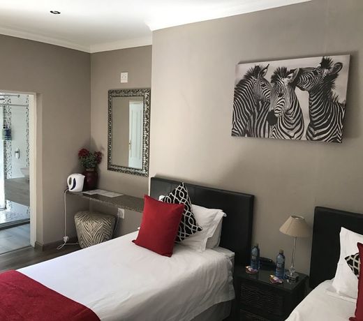 Aerotropolis Guest Lodge