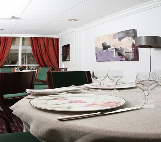 HÃ´tel Chromatics & Restaurant Hill Club