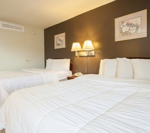 Travelodge by Wyndham Lincoln Northeast