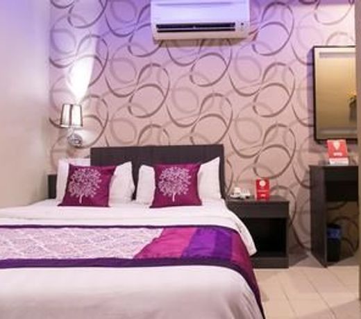OYO 176 Hotel Q Inn