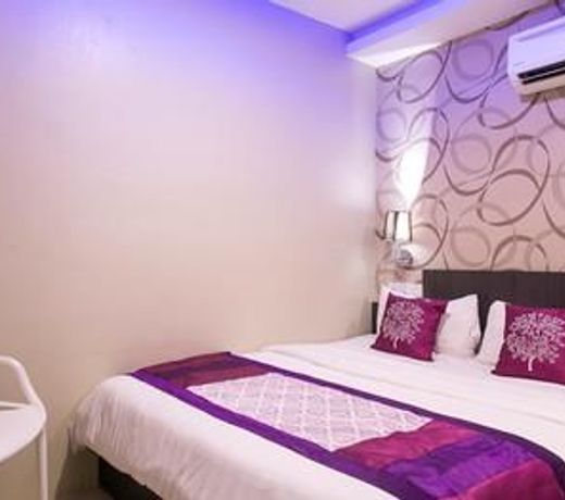 OYO 176 Hotel Q Inn