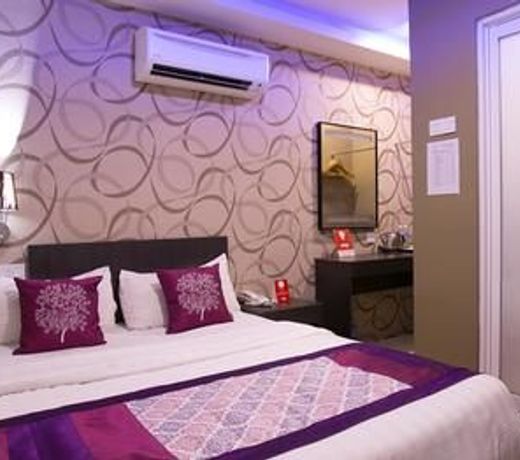 OYO 176 Hotel Q Inn