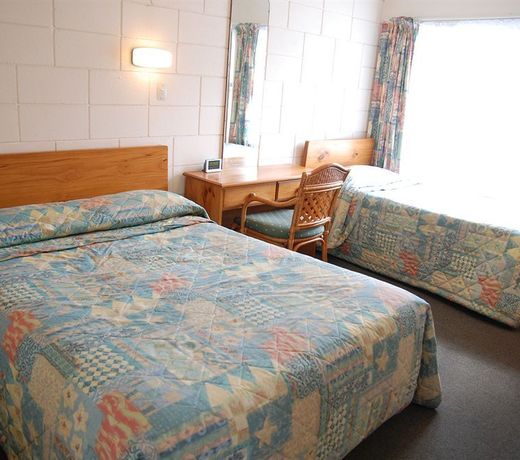 Manhattan Lodge Motel