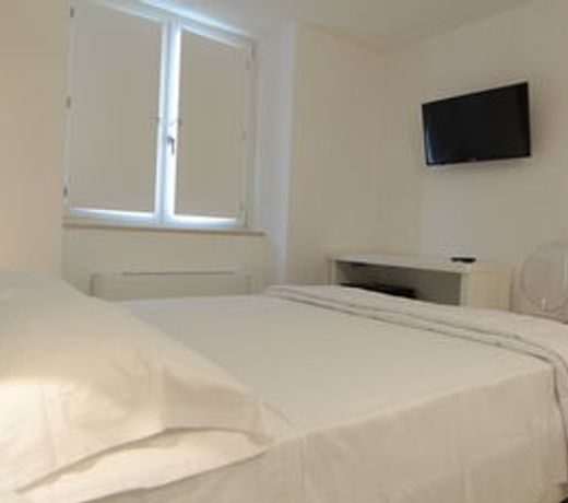 Lamia Room Rentals