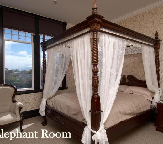 SAFARI LODGE