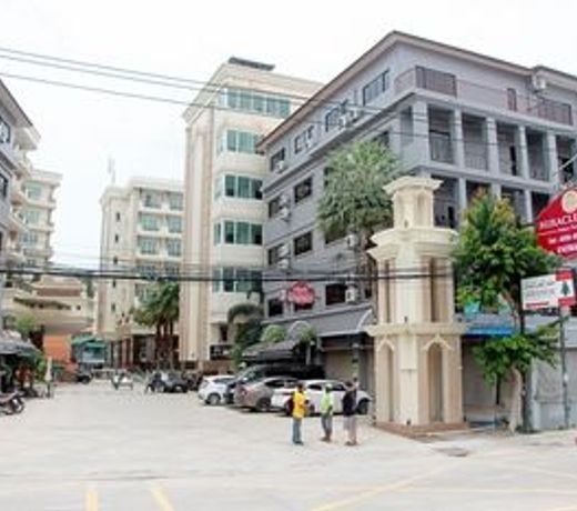 Royal Q&D Suites Hotel