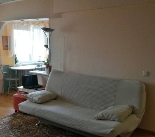 Trehkomnatnaa kvartira u Ozera v Centre
