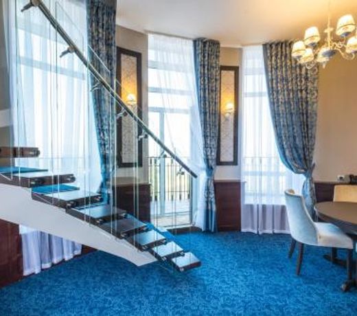 Tom River Plaza Hotel