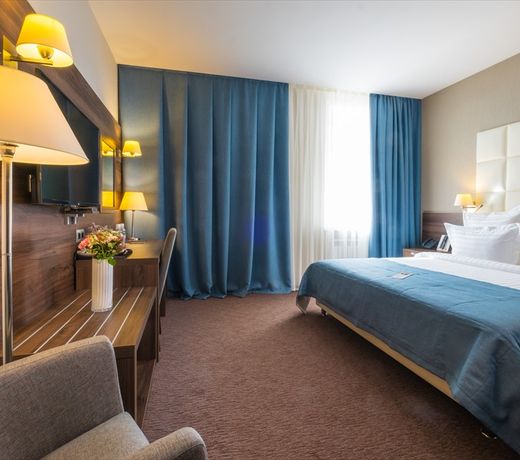 Tom River Plaza Hotel