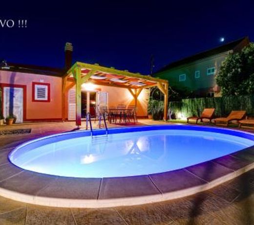 Holiday home Orange with heated pool and parking