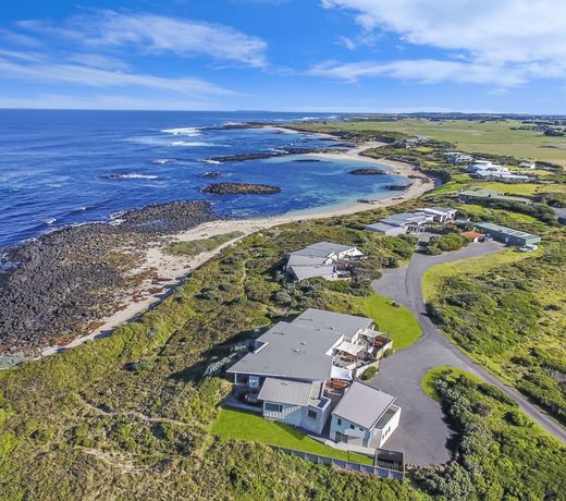 Hearns Beachside Villa 4
