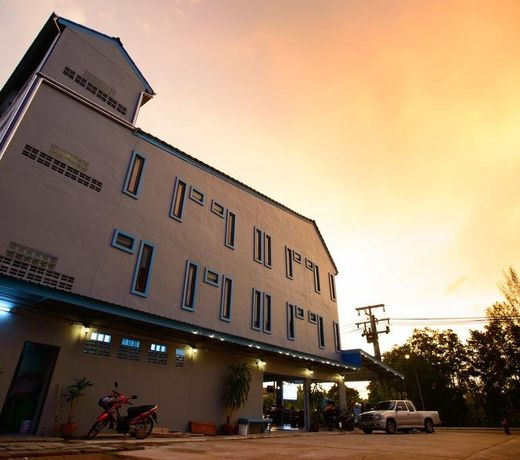 Seabox Khaolak Hostel