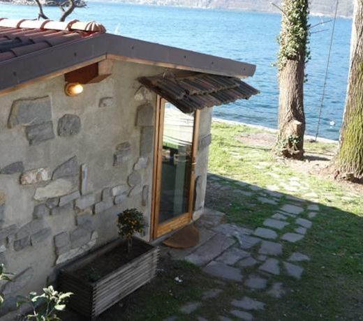 piccola casa naturale sul lago