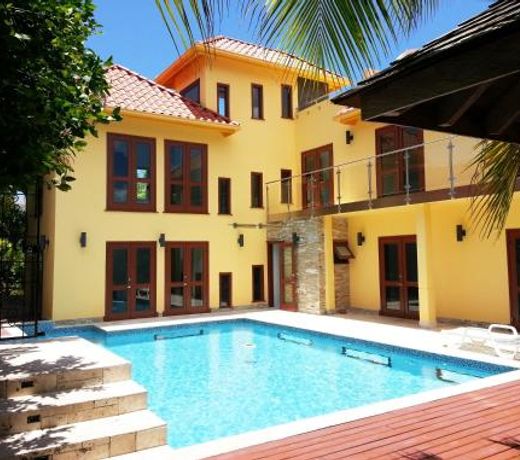 ONE LUXE JAMAICA VILLA with private pool, modern interior and secluded
