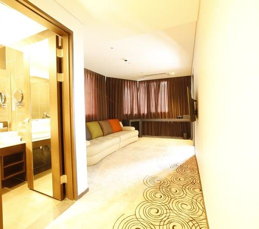 Golden Daisy Hotel