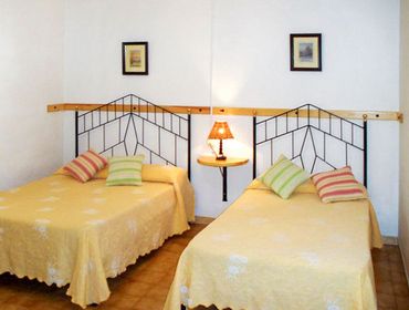 อพาร์ทเมนท์ Loma de los Almendros - a traditional, 4-bedroom house with a swimming pool and countryside views!