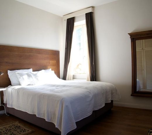Embassy Row BnB