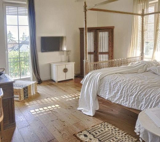 Embassy Row BnB