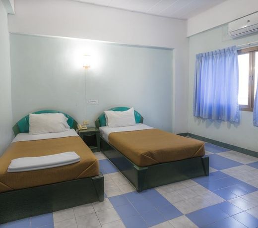 Grand Leo Hotel