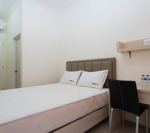 RedDoorz Plus near Siloam Karawaci