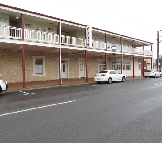 Smugglers Inn Studio Apartments