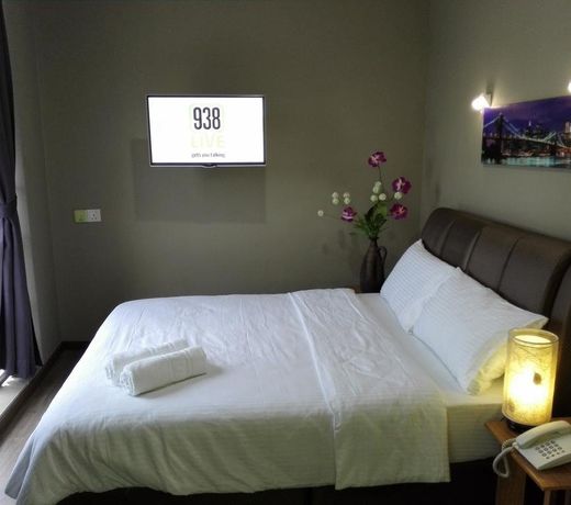 OYO 90231 Hotel By The Park Plt