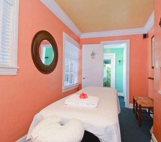 Pineapple Point Guesthouse & Resort - Gay Men's Resort
