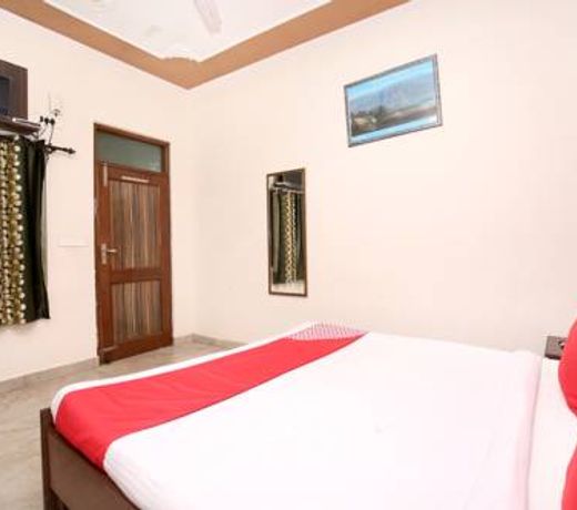 OYO 4738 Hotel Re-Birth
