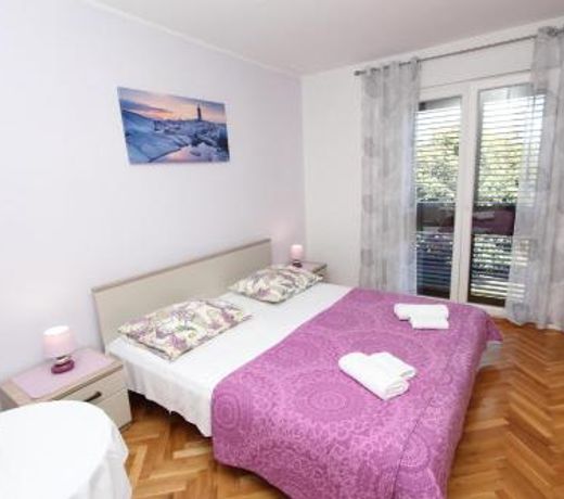 Room Violeta