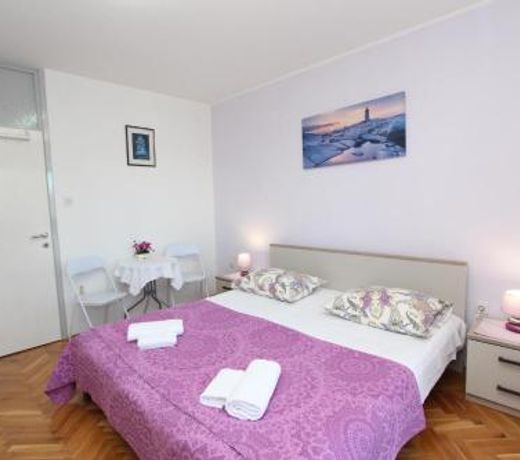 Room Violeta