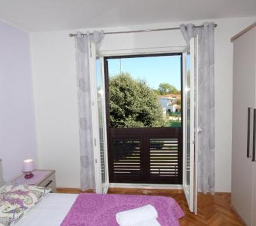 Room Violeta