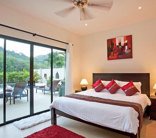 Villa Pagarang 6 Bed Beautiful Poolside Dining Area