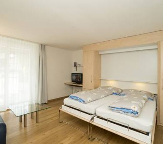 Chesa Quadrella jedes Zimmer mit Kuchenzeile