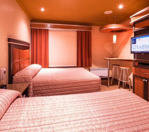 Le Chabrol Hotel & Suites