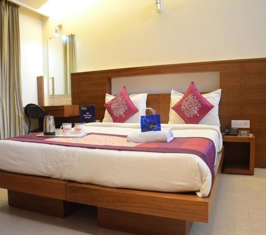 OYO Premium Near Osho Ashram Koregaon Park