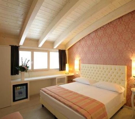 Nuova Opera Rooms