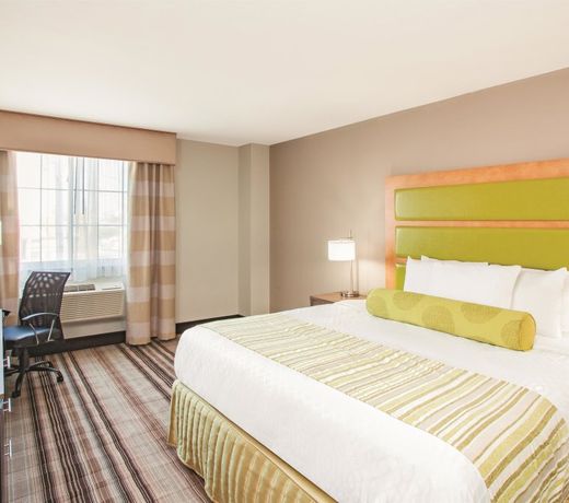 La Quinta Inn & Suites Far Rockaway - JFK Airport
