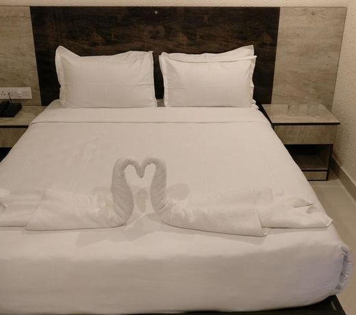 Redoak Suites