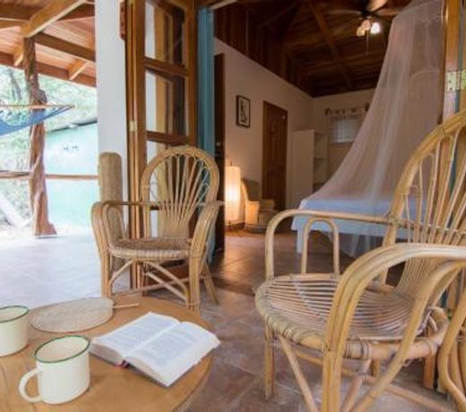Makanas Beach Bungalows