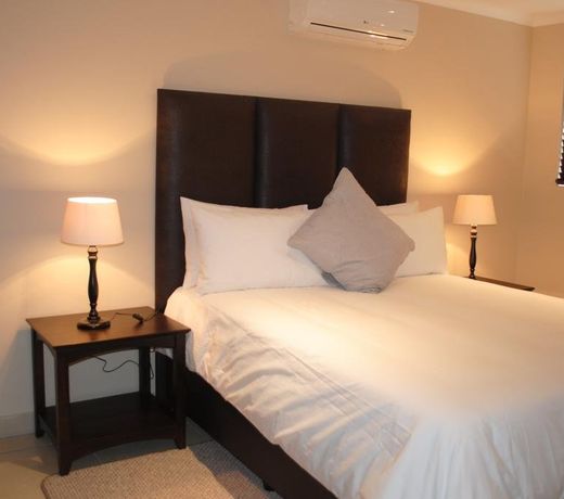 6 on Morris Guest Lodge