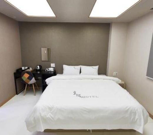 Hotel The May