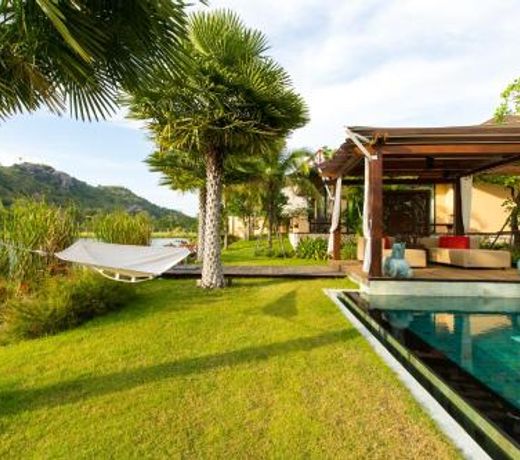 Dasiri Lakefront Villa