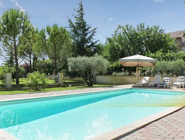 Apartments Beautiful home in Althen-les-Paluds, Vaucluse, with 4 bedrooms, lush garden and pool