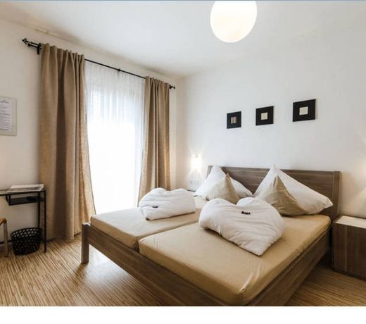 Pension Julia & Haus Elisabeth - Wallner's Hofheuriger & Weinhof